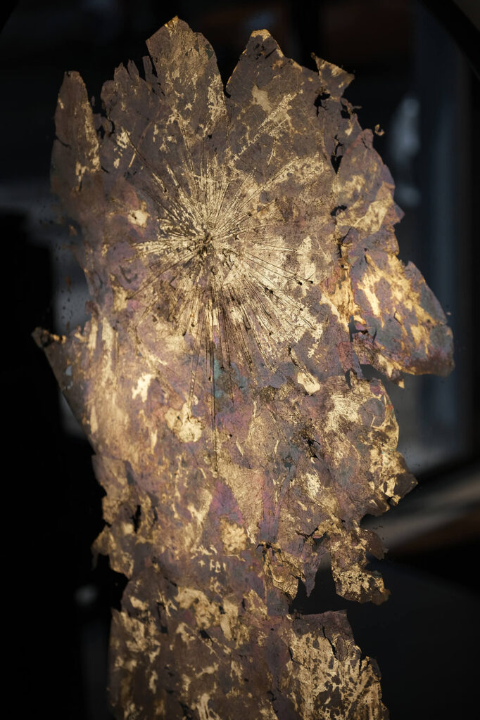 Opera di Filippo Cigni, La Melanconia del Sole V, su plexiglass nero e foglia oro, 110x75 cm, Galleria La Fonderia