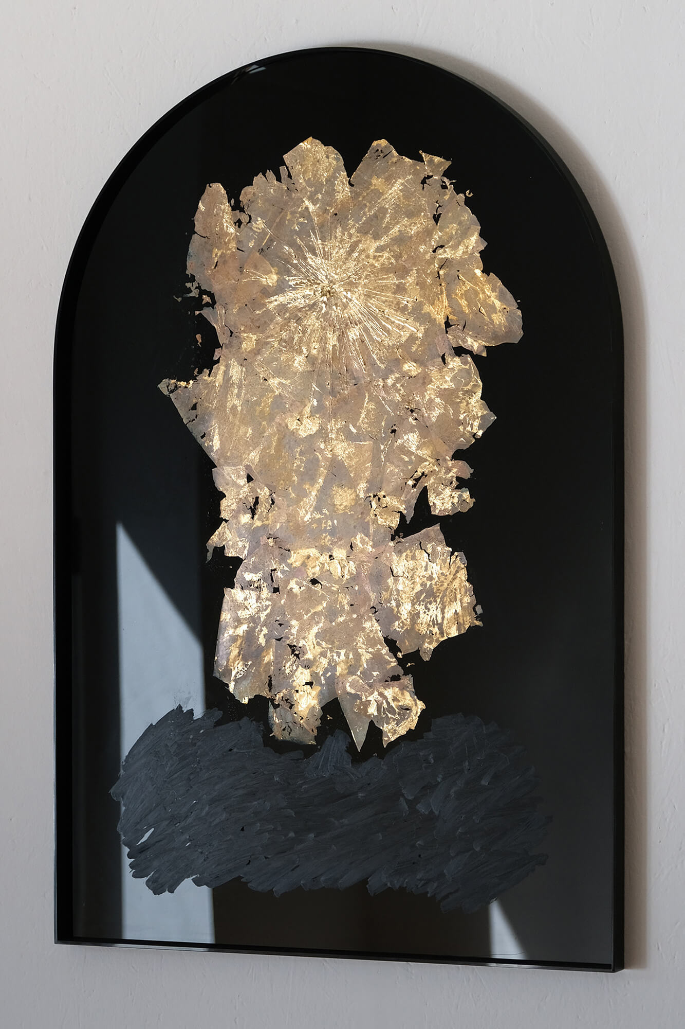 Opera di Filippo Cigni, La Melanconia del Sole V, su plexiglass nero e foglia oro, 110x75 cm, Galleria La Fonderia