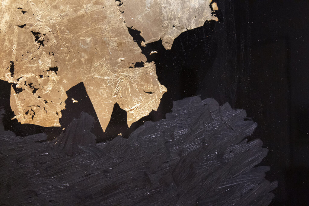 Opera di Filippo Cigni, La Melanconia del Sole V, su plexiglass nero e foglia oro, 110x75 cm, Galleria La Fonderia