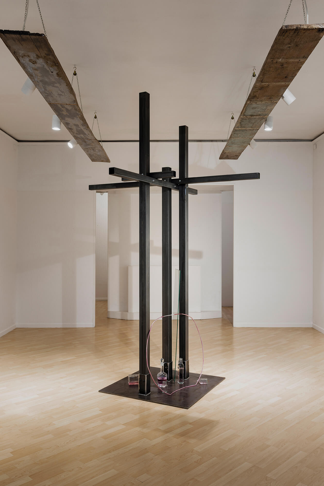 Filippo Cigni, Le Ragioni dello Spirito (Golgota), ferro, spirito, vetro; installazione; Galleria La Fonderia